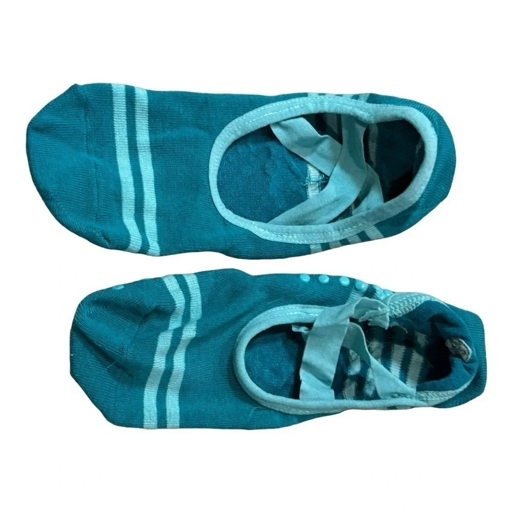 NWOT Giam ballerina yoga socks with grip on bottom blue